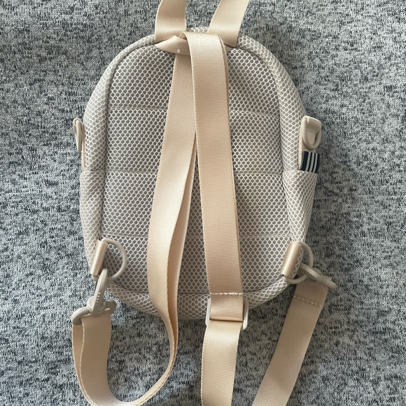 LIKE NEW ADIDAS AIRMESH CONVERTIBLE MINI BACKPACK AND CROSSBODY - Picture 4 of 7